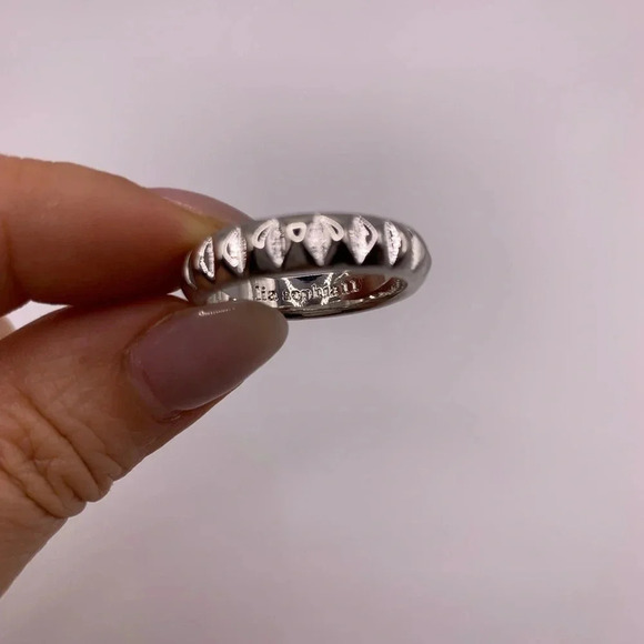 🖤 Lia Sophia silver tone ring size  11 - Picture 2 of 3